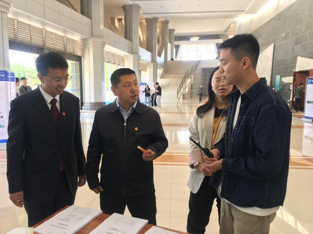 团省委赵攀峰一行参观挑战杯作品展