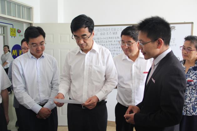 1475118365518926.jpg 秦宜智书记与我校学生创业团队交流.jpg