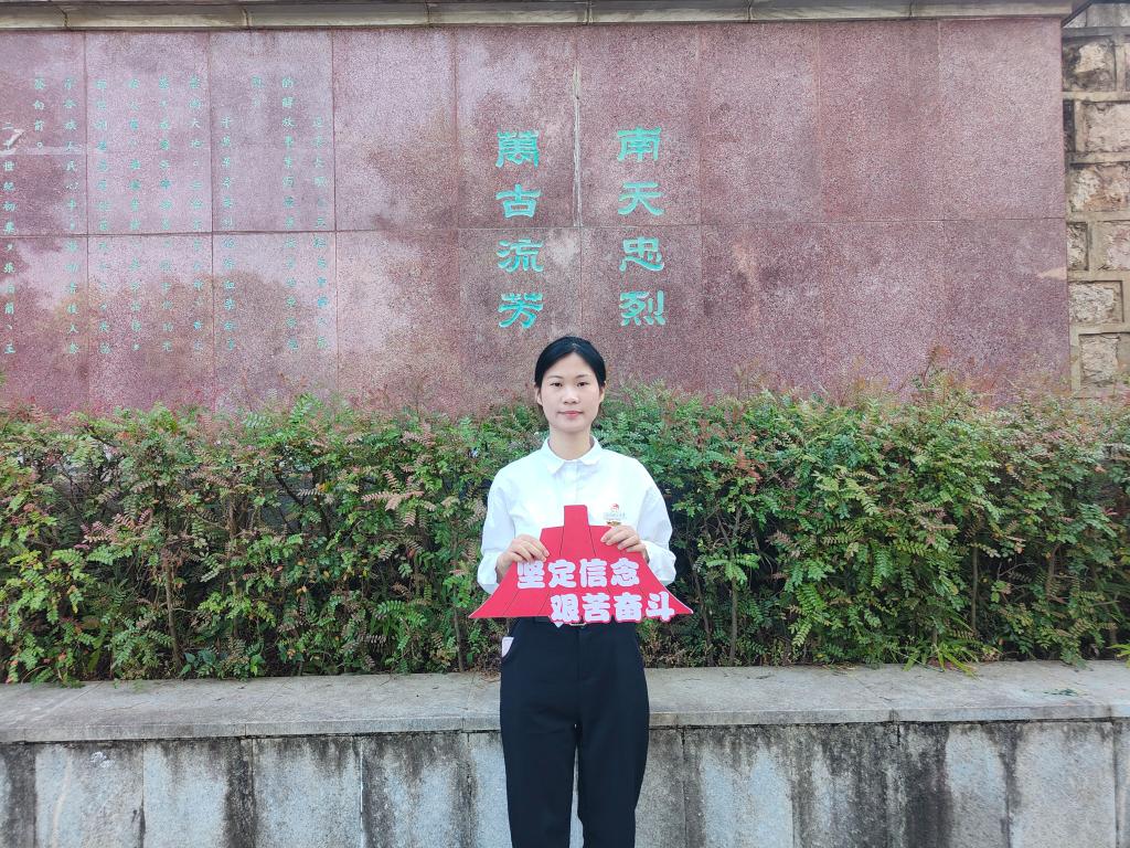 图8.3 在场同学开展小组研讨、参观学习后,围绕革命英烈故事、青年历史责任等话题展开讨论、交流感悟.jpg