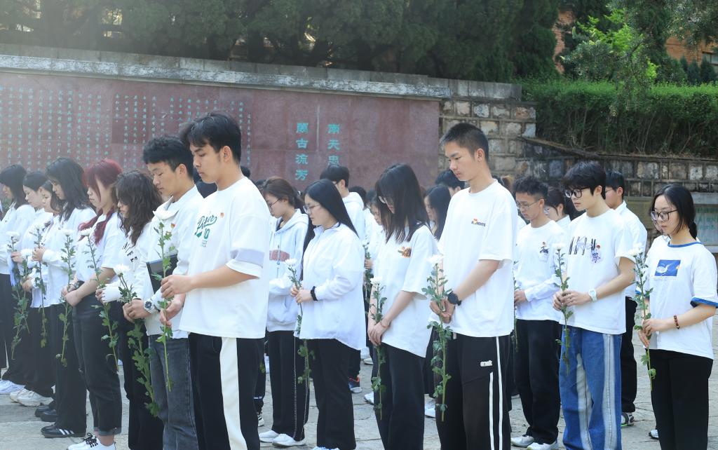 图3.1 全体师生为中国人民解放事业和共和国建设事业英勇献身的烈士默哀鞠躬.JPG
