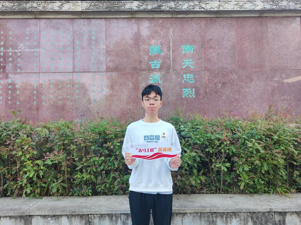 图8.2 在场同学开展小组研讨、参观学习后,围绕革命英烈故事、青年历史责任等话题展开讨论、交流感悟.jpg