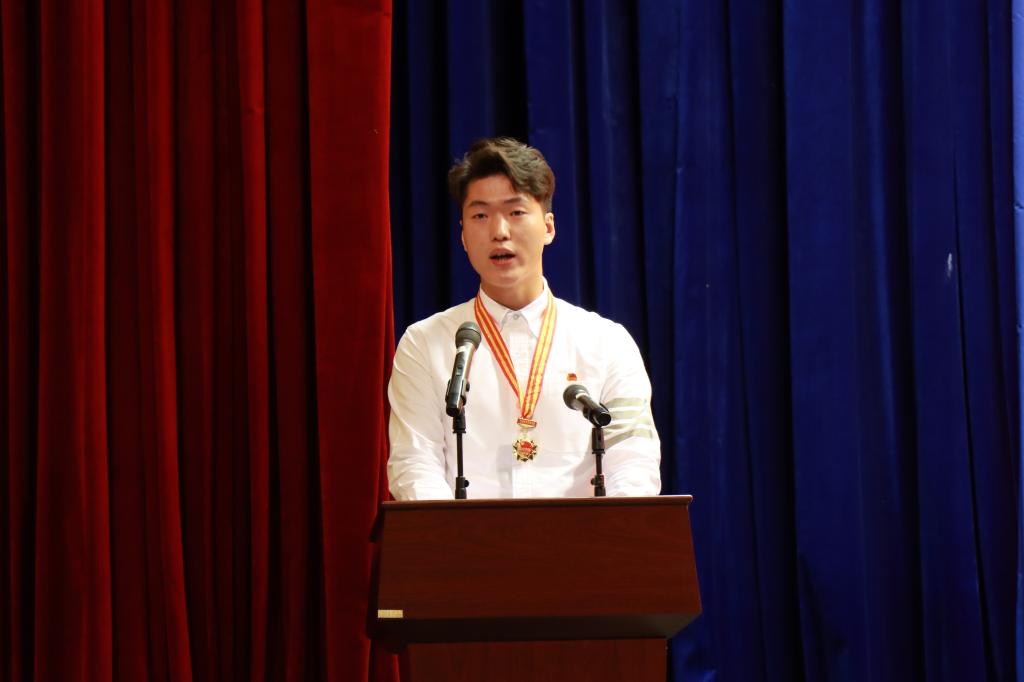 “杰出团员青年先锋”获奖代表、冶金与能源工程学院张钊同学发言