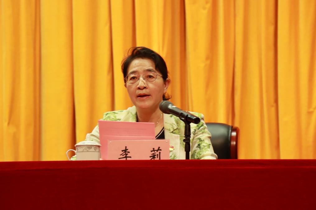 校党委副书记李莉宣读表彰决定