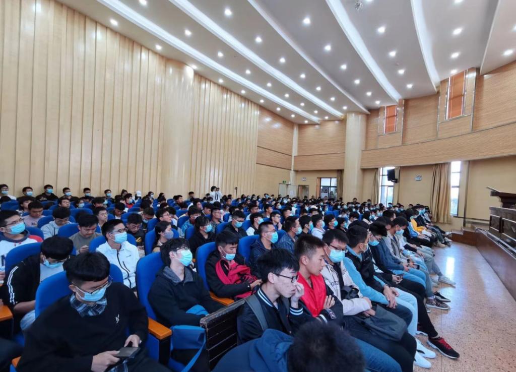 化工学院学生认真聆听院长讲话
