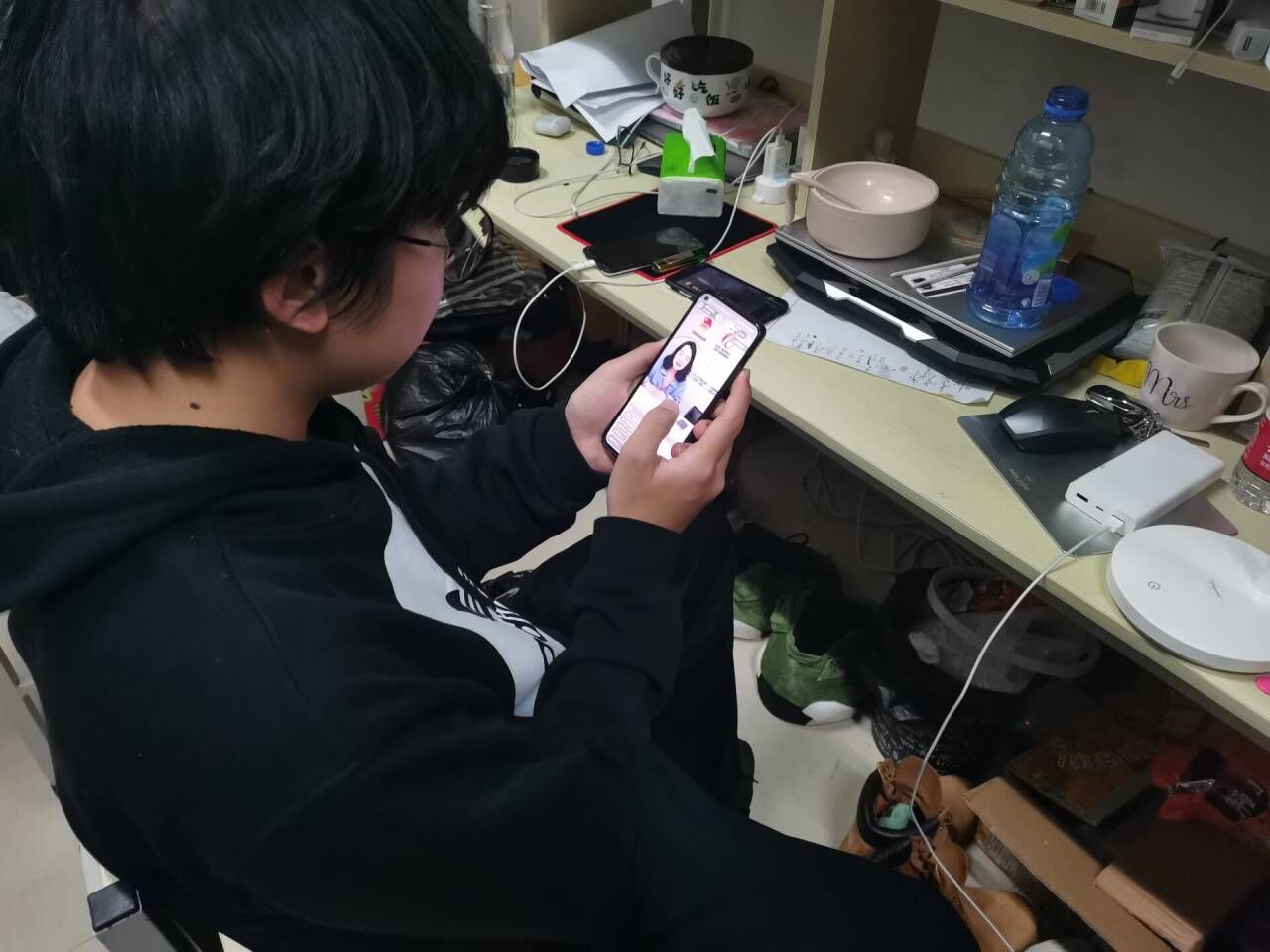 同学们观看视频