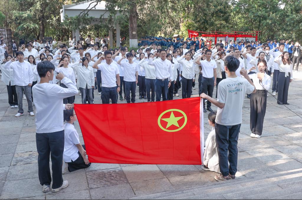 图6 全体师生高举右拳,面向团旗重温入团誓词.jpg