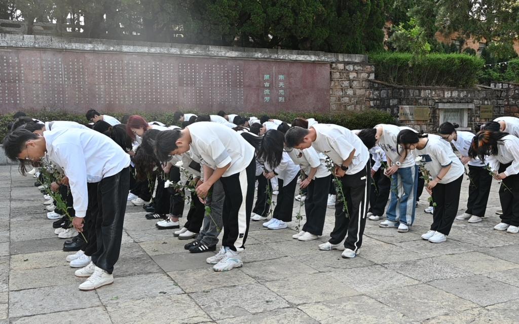 图3.2 全体师生为中国人民解放事业和共和国建设事业英勇献身的烈士默哀鞠躬.jpg