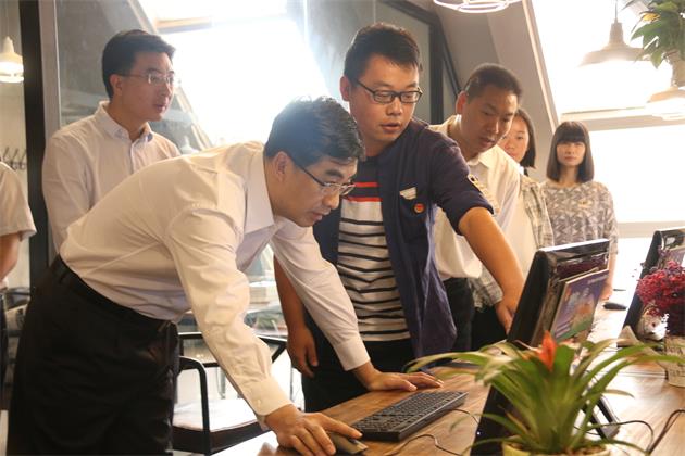 1475118308448144.jpg 秦宜智书记视察我校“青年之声”工作.jpg